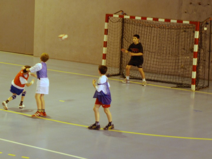 Mettre la balle à distance du gardien de but - FFHandball
